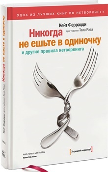 Столовое приборы: вилка на фоне деревянного стола.